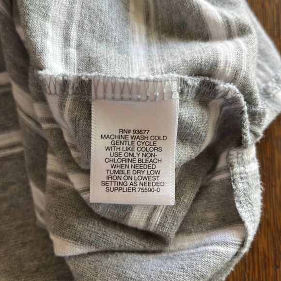 Liz Claiborne petite medium 3/4 gray white striped T-shirt buttons in the back - Picture 12 of 13